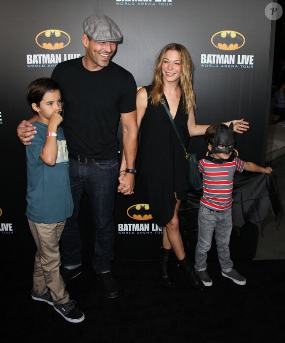 Leann Rimes et Eddie Cibrian avec ses deux enfants Mason et Jake à Los Angeles le 27 septembre 2012.