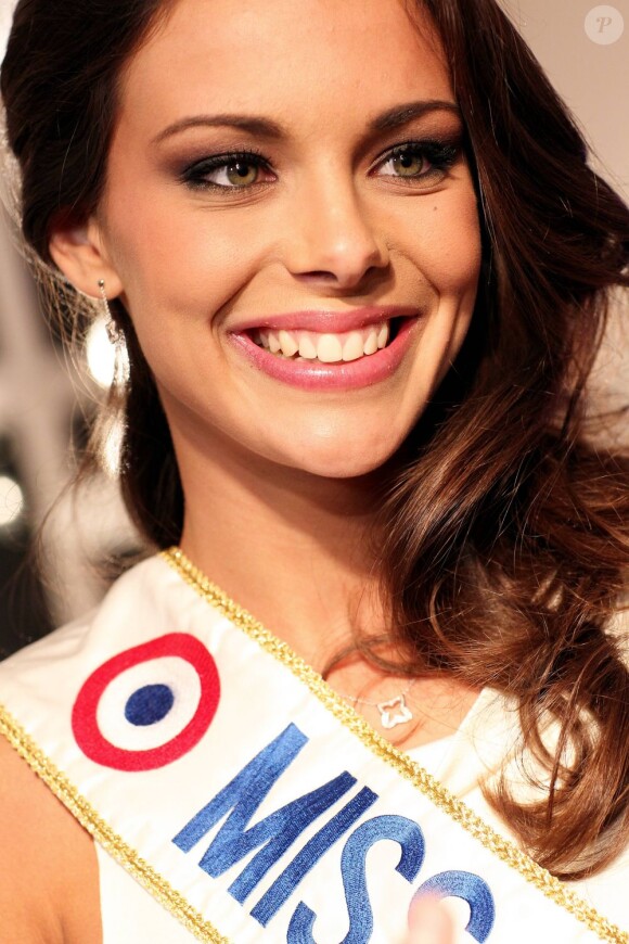 La ravissante Marine Lorphelin, Miss France 2013, à Paris le 10 decembre 2012 pour la 17ème edition des sapins de Noël des créateurs à l'hôtel Salomon de Rothschild