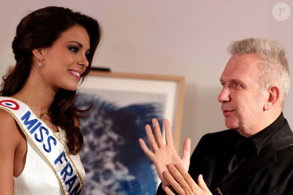 Marine Lorphelin, Miss France 2013, et Jean-Paul Gaultier à Paris le 10 decembre 2012 pour la 17ème edition des sapins de Noël des créateurs à l'hôtel Salomon de Rothschild