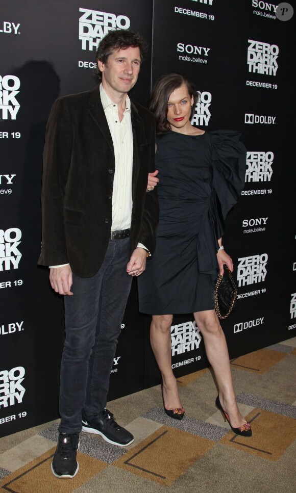Milla Jovovich et son mari Paul W.S. Anderson à la première de Zero Dark Thirty au Dolby Theatre de Hollywood, le 10 décembre 2012.