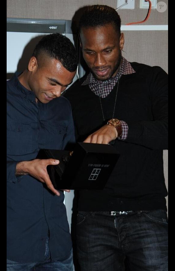 Didier Drogba a offert des bagues commémoratives en diamants et saphirs à Ashley Cole avec qui il a décroché la Ligue des Champions le 19 mai dernier, à l'hôtel Wyndham Grand London Chelsea Harbour le 6 décembre 2012