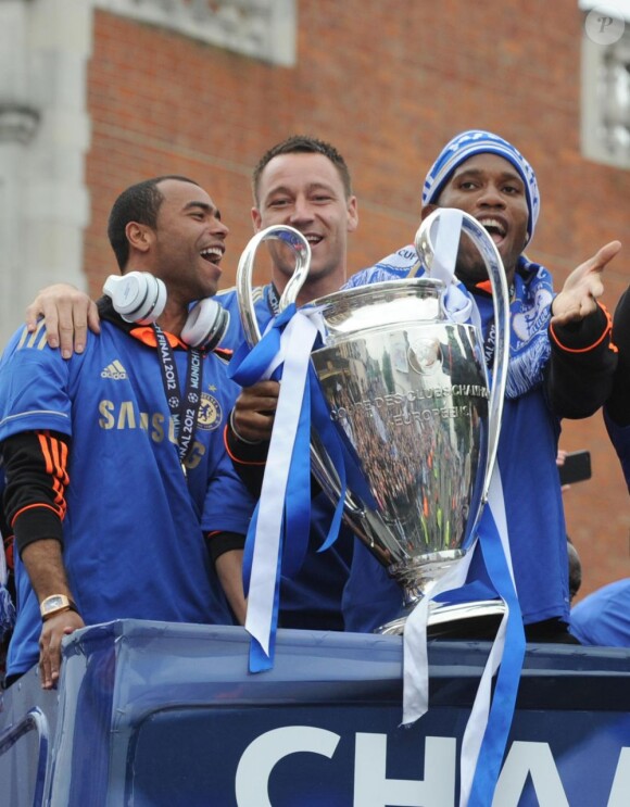 Ashley Cole, John Terry et Didier Drogba lors de la célébration de la Ligue des champions le 20 mai 2012 dans les rues de Londres