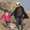 Halle Berry et sa fille Nahla profitent d'un moment entre filles sur une plage de Malibu le 9 décembre 2012.
