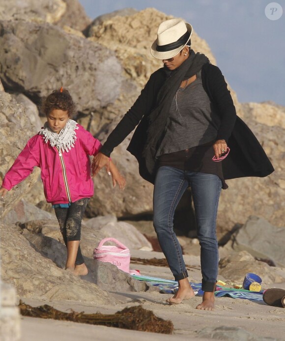 Halle Berry et sa fille Nahla profitent d'un moment entre filles sur une plage de Malibu le 9 décembre 2012.