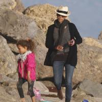 Halle Berry : Jeux de plage avec une très espiègle Nahla
