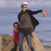 Halle Berry fait signe aux photographes de s'éloigner. Elle était avec sa fille Nahla sur une plage de Malibu le 9 décembre 2012.