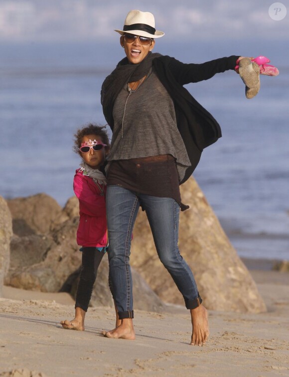 Halle Berry fait signe aux photographes de s'éloigner. Elle était avec sa fille Nahla sur une plage de Malibu le 9 décembre 2012.