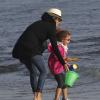 Halle Berry et sa fille Nahla se promènent sur une plage de Malibu le 9 décembre 2012.