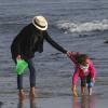 Halle Berry joue avec sa fille Nahla sur une plage de Malibu le 9 décembre 2012.