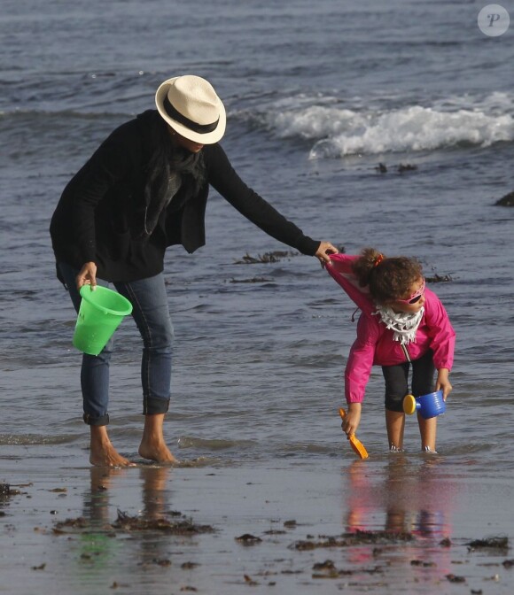 Halle Berry joue avec sa fille Nahla sur une plage de Malibu le 9 décembre 2012.