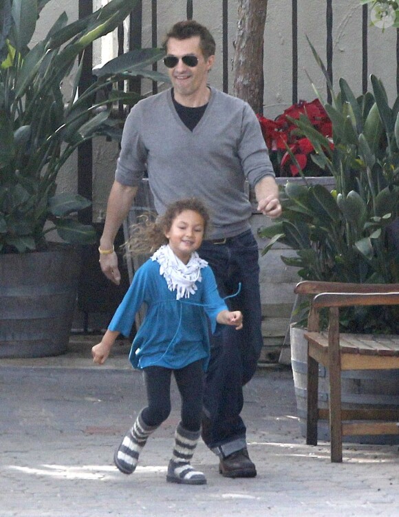 Olivier Martinez, fiancé d'Halle Berry, et sa fille Nahla vont déjeuner à Malibu, le 9 décembre 2012.