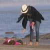 Halle Berry et sa fille Nahla se promènent sur une plage de Malibu le 9 décembre 2012.