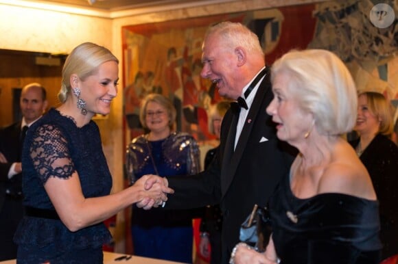 La princesse Mette-Marit saluant Geir Lundestad. La famille royale de Norvège donnait le 10 décembre 2012 au Grand Hotel d'Oslo un banquet en l'honneur du Prix Nobel de la Paix, décerné préalablement à l'UE lors d'une cérémonie à l'Hôtel de Ville.