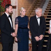 La princesse Mette-Marit sublime pour le dîner du Nobel de la Paix 2012