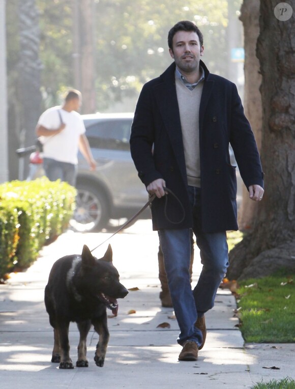 Ben Affleck promène son chien à Los Angeles avant d'emmener Violet à l'école, le 10 décembre 2012
