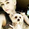 Miley Cyrus pose avec sa défunte petite chienne Lila, le 28 août 2012 sur son compte Twitter.