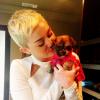 Miley Cyrus et sa nouvelle chienne Penny Lane, sur Twitter le 29 novembre 2012.