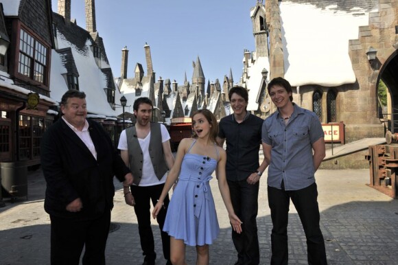 Les vedettes de la saga Robbie Coltrane, Matthew Lewis, Emma Watson, et les jumeux Oliver and James Phelps dans le parc d'attractions The Wizarding World of Harry Potter à Orlando, le 20 mai 2010.
