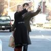 Claire Danes dévoile enfin son ventre très rond de femme enceinte en attendant un taxi à New York avec son mari Hugh Dancy. Le 11 décembre 2012