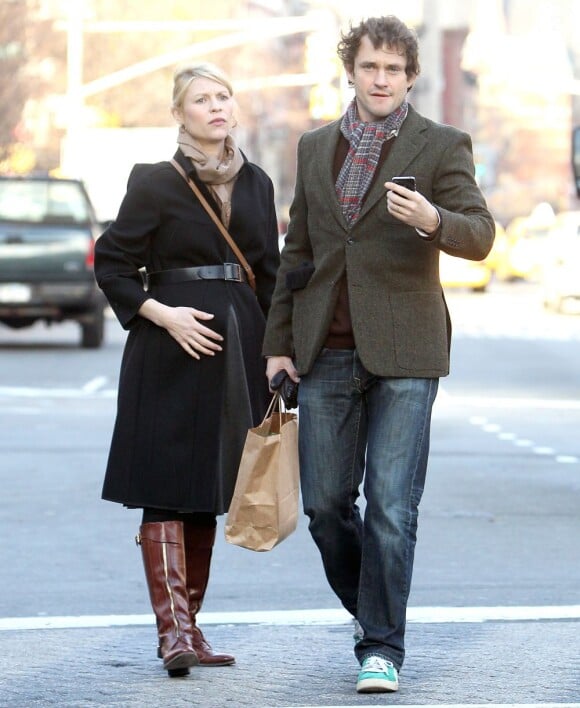 Claire Danes enceinte, à New York avec son mari Hugh Dancy le 11 décembre 2012