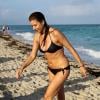 Kate Walsh, sublime, dévoile son corps en maillot de bain à Miami, le 11 décembre 2012