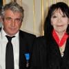 Michel Boujenah et Juliette Gréco décorés dans les salons du ministère de la Culture à Paris, le 12 décembre 2012.