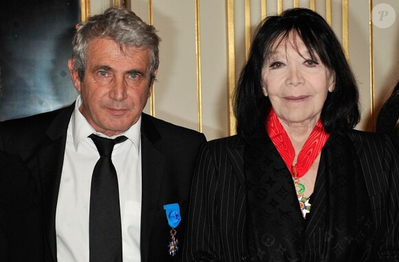 Michel Boujenah et Juliette Gréco décorés dans les salons du ministère de la Culture à Paris, le 12 décembre 2012.