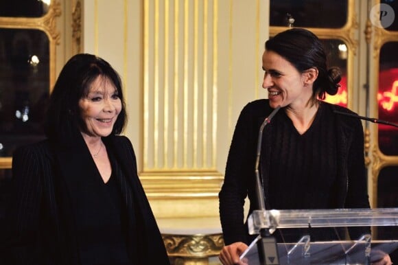 Juliette Gréco reçoit les insignes de Commandeur de la Legion d'honneur par Aurélie Filippetti dans les salons du ministère de la Culture à Paris, le 12 décembre 2012.