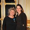 Jacqueline Franjou, créatrice du festival de Ramatuelle, reçoit les insignes d'officier de la Légion d'honneur par Aurélie Filippetti dans les salons du ministère de la Culture à Paris, le 12 décembre 2012.