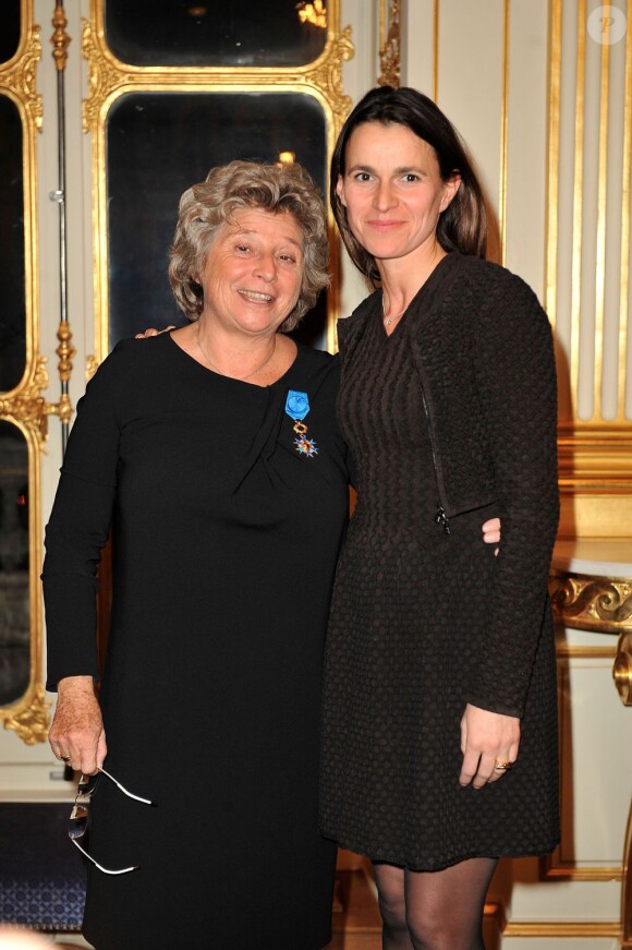 Jacqueline Franjou, créatrice du festival de Ramatuelle, reçoit les insignes d'officier de la Légion d'honneur par Aurélie Filippetti dans les salons du ministère de la Culture à Paris, le 12 décembre 2012.