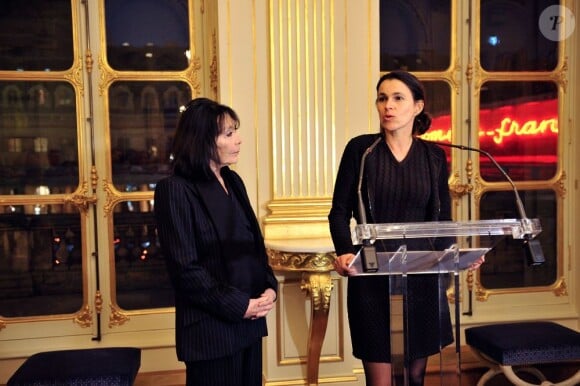 Aurélie Filippetti rend hommage à Juliette Gréco dans les salons du ministère de la Culture à Paris, le 12 décembre 2012.