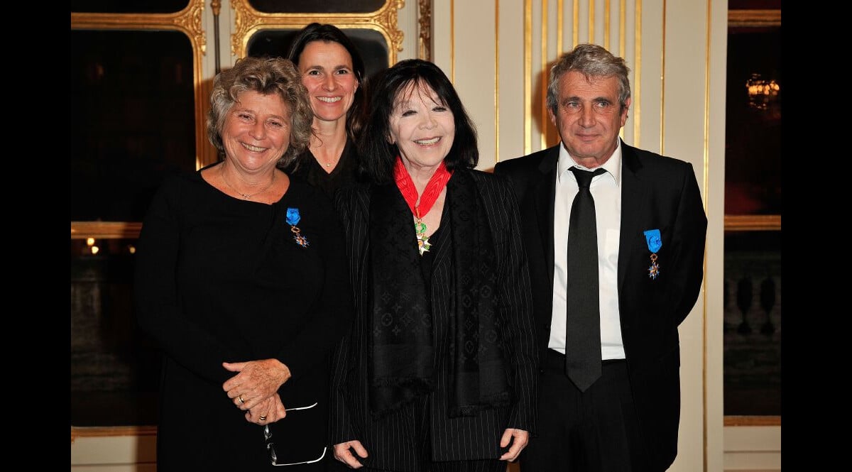 Photo : Jacqueline Franjou, Michel Boujenah et Juliette Gréco ont été  décorés par la ministre Aurélie Filippetti à Paris, le 12 décembre 2012. -  Purepeople