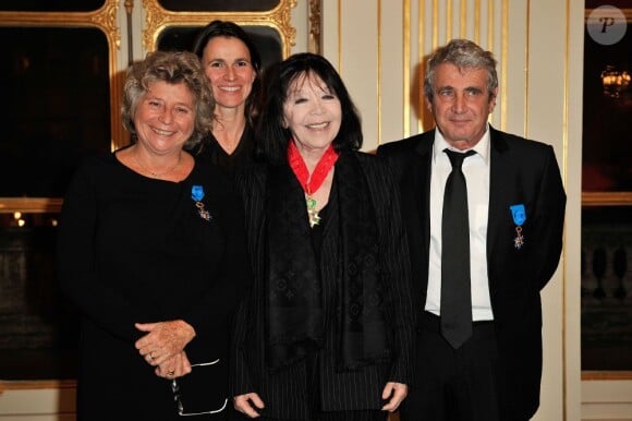 Jacqueline Franjou, Michel Boujenah et Juliette Gréco ont été décorés par la ministre Aurélie Filippetti à Paris, le 12 décembre 2012.