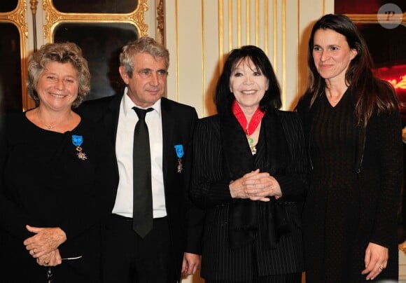 Jacqueline Franjou, Michel Boujenah et Juliette Gréco ont été décorés par la ministre Aurélie Filippetti à Paris, le 12 décembre 2012.