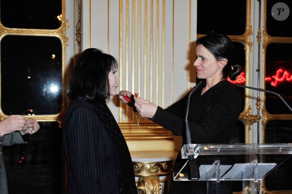 Juliette Gréco décorée par la ministre Aurélie Filippetti à Paris, le 12 décembre 2012.
