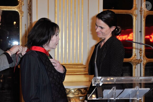 Juliette Gréco décorée par la ministre Aurélie Filippetti à Paris, le 12 décembre 2012.