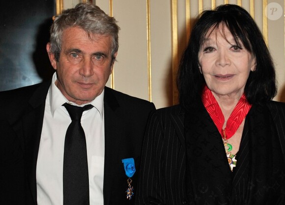 Michel Boujenah et Juliette Gréco décorés par la ministre Aurélie Filippetti à Paris, le 12 décembre 2012.