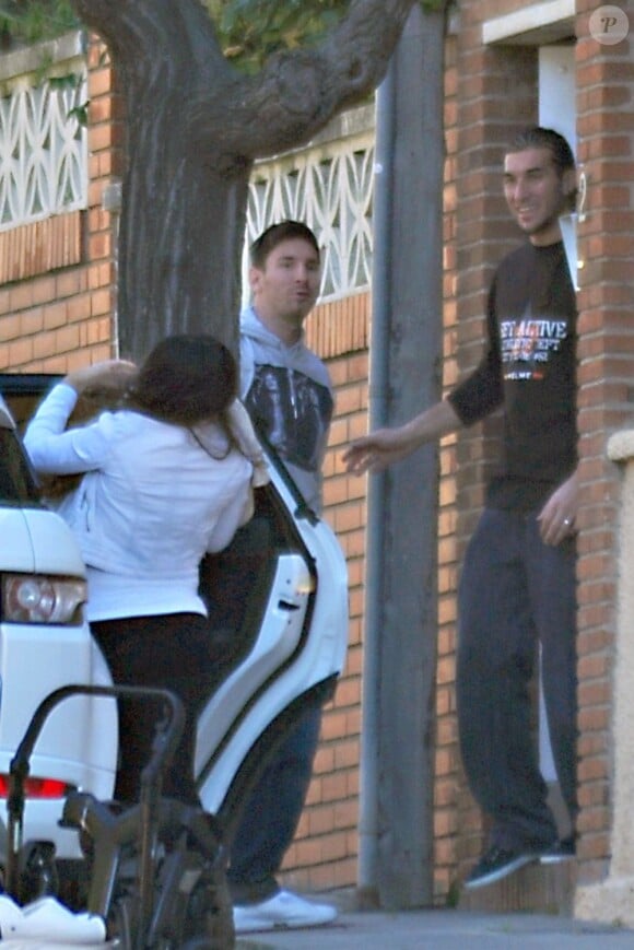 Lionel Messi et sa belle Antonella Roccuzzo accompagnés de leur petit Thiago sont allés rendre visite à Jose Manuel Pinto à Barcelone le 2 décembre 2012