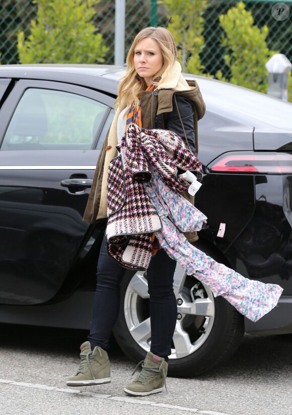 Kristen Bell, enceinte, se promène dans les rues de Beverly Hills le 12 décembre 2012