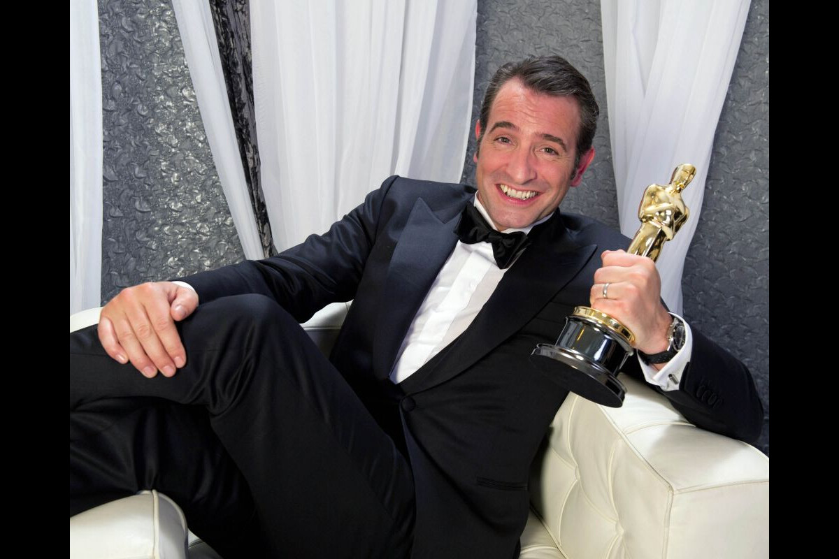 Photo : Jean Dujardin avec son Oscar du meilleur acteur, à Hollywood le ...