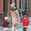 Sarah Jessica Parker, très fahsion en total look beige et blanc, et son mari Matthew Broderick emmènent leurs filles Tabitha et Marion à l'école à New York, le 14 décembre 2012.