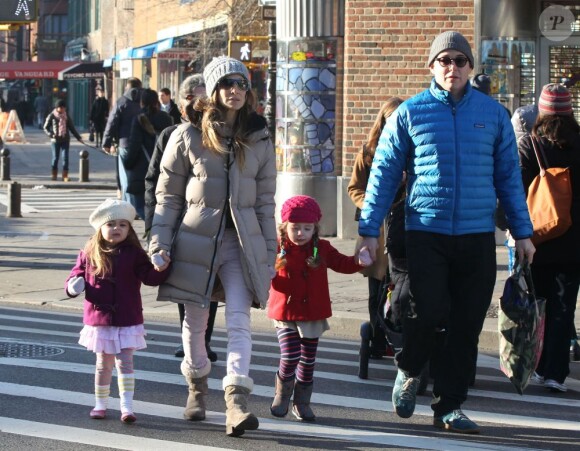 Sarah Jessica Parker et son mari Matthew Broderick emmènent leurs filles Tabitha et Marion a l'école à New York, le 14 décembre 2012. La famille était chaudement habillée. Malgré le froid, les deux petites sont sorties en jupe.