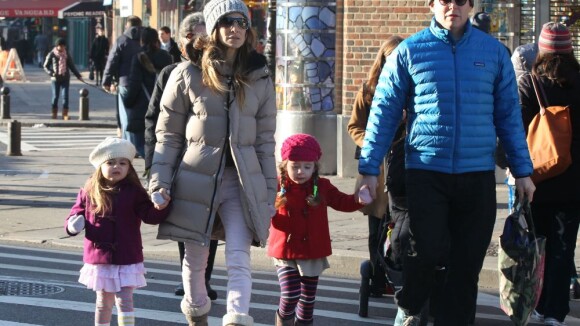 Sarah Jessica Parker et les jumelles bien emmitouflées sur le chemin de l'école
