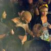 Les filles en sont dingues : Chris Brown fait la fête au Palais Maillot après son concert ai Palais Omnisports de Bercy, à Paris. Le 7 décembre 2012.