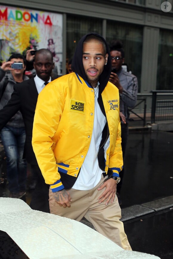 Chris Brown à la sortie de son hôtel parisien se rend à son concert au volant d'une voiture de luxe. Voiture qu'il emboutira quelques heures plus tard contre une autre voiture de sport. Le 7 octobre 2012.