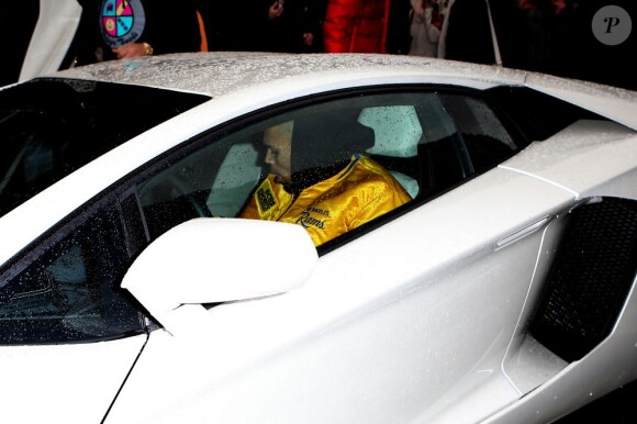 Chris Brown à la sortie de son hôtel parisien se rend à son concert au volant d'une voiture de luxe. Voiture qu'il emboutira quelques heures plus tard contre une autre voiture de sport. Le 7 octobre 2012.