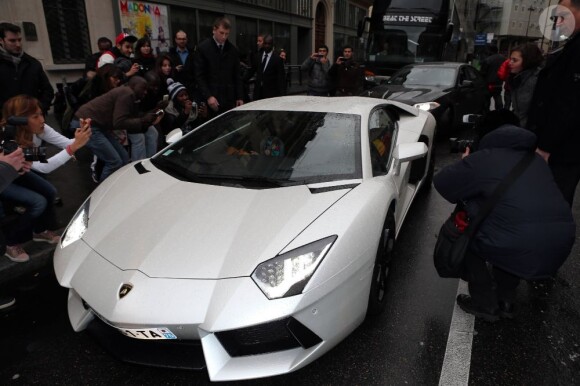 Chris Brown à la sortie de son hôtel parisien se rend à son concert au volant d'une voiture de luxe. Voiture qu'il emboutira quelques heures plus tard contre une autre voiture de sport. Le 7 octobre 2012.