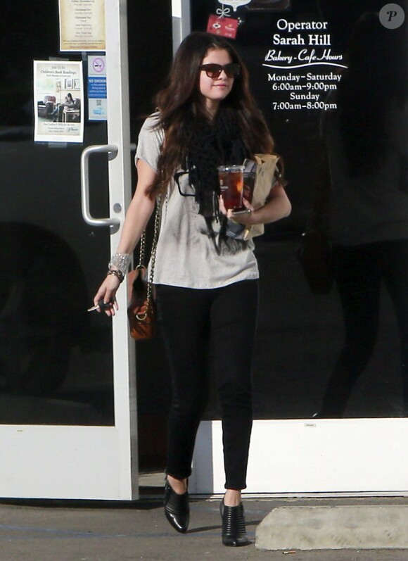 Selena Gomez faisant du shopping à Encino (Californie), le 15 décembre 2012.