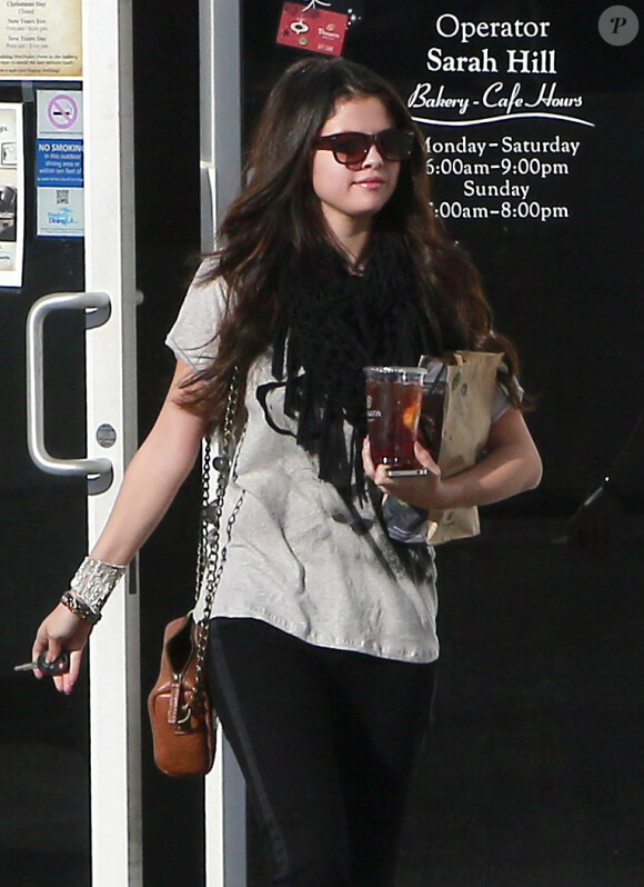 Selena Gomez en pleine séance de shopping à Encino (Californie), le 15 décembre 2012.