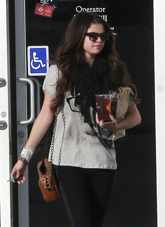 Selena Gomez faisant quelques emplettes à Encino (Californie), le 15 décembre 2012.